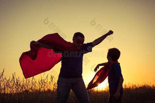 父亲和儿子演奏<strong>超级</strong>英雄在指已提到的人<strong>日</strong>落时间.