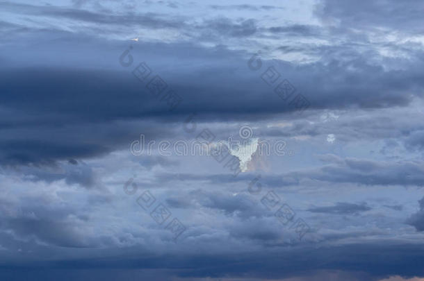 戏剧的天和有暴风雨的云在之前雨和雷电交加的暴风雨