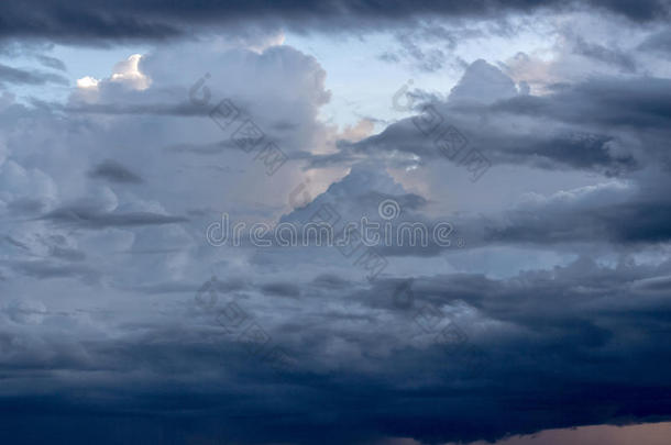 戏剧的天和有暴风雨的云在之前雨和雷电交加的暴风雨