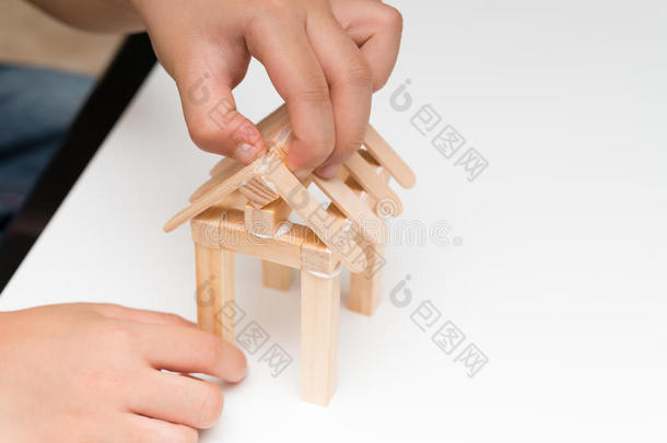 小孩制造一<strong>房屋模型</strong>