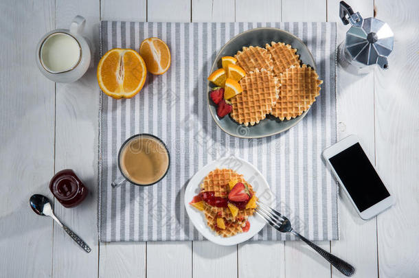 新鲜的美味的早餐和蛋奶烘饼和智能手机和空白的screwed螺旋的