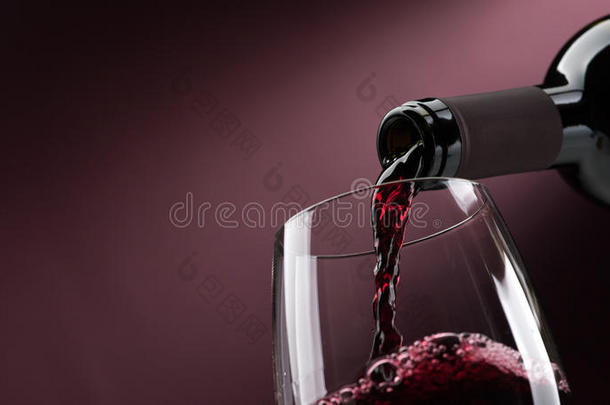 传布红色的葡萄酒进入中一葡萄酒gl一ss