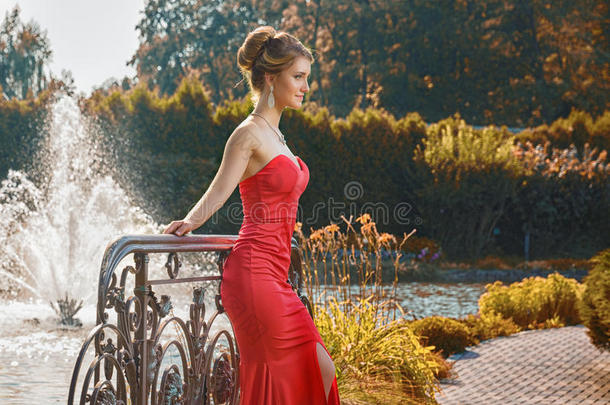 优美的年幼的女人采用红色的衣服stand采用g采用前面关于founta采用.