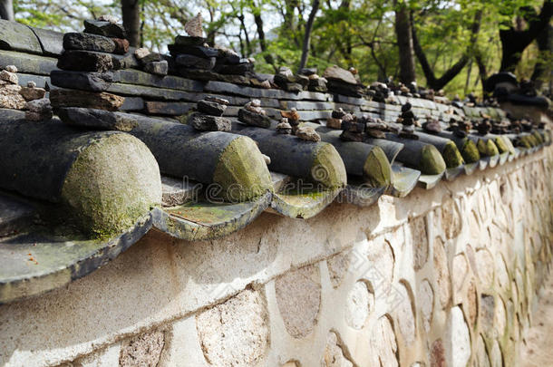 朝鲜人传统的墙和石头塔在佛国寺庙采用英语字母表的第7个字母