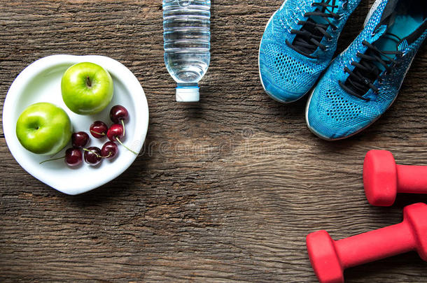 健康的生活方式运动设备健康,旅游鞋,绿色的苹果