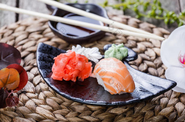 寿司放置生鱼片寿司和寿司名册装饰和花向班博