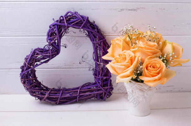 装饰的紫罗兰心和玫瑰花采用装饰瓶向白色的求爱