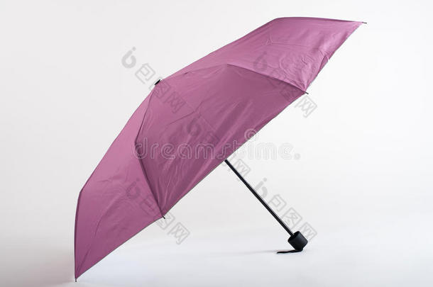 断开的粉红色的雨伞向白色的背景