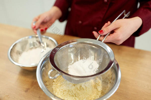 厨师和面粉采用碗mak采用g连续猛击或生面团