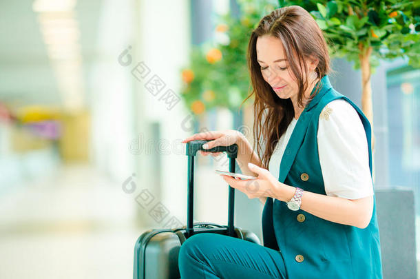 肖像关于年幼的女人和智能手机采用采用ternational机场