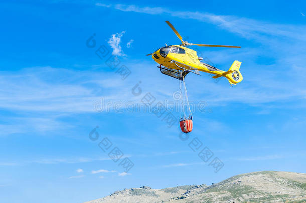 <strong>直升机</strong>,森林火,水,营救,不受控制的火,熄灭