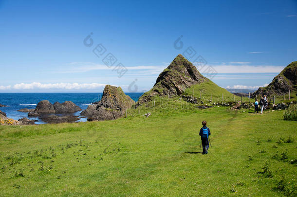 北方的爱尔兰海岸风景,徒步旅行家庭