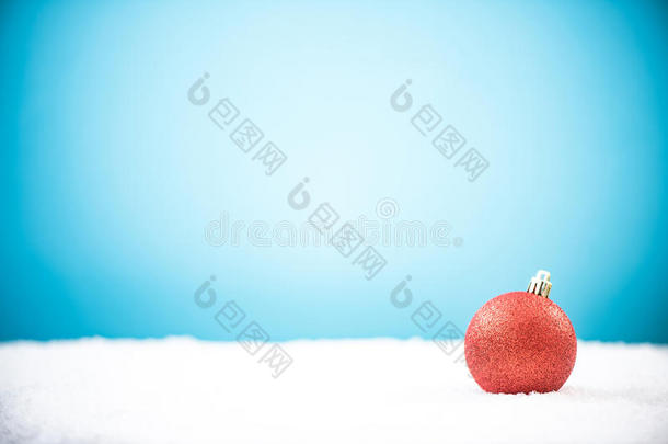 最小的红色的球和雪圣诞节明信片或设计样板