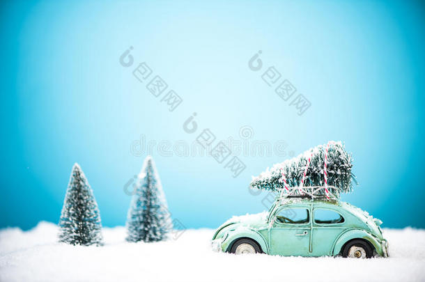 玩具汽车汽车ry圣诞节松树树向屋顶