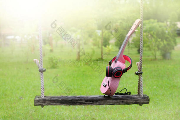 甜的粉红色的,耳机,夏威夷的四弦<strong>琴音</strong>乐向木制的摇摆和绿色的.
