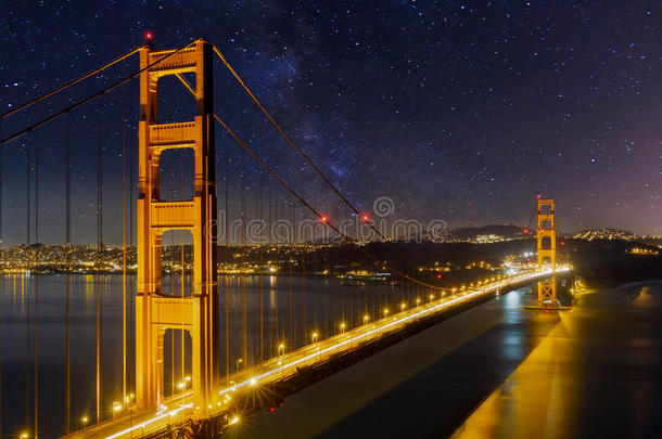 金色的门桥在下面指已提到的人布满星星的夜天采用美国加州