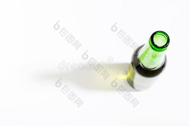 敞开的啤酒瓶子向白色的背景和边