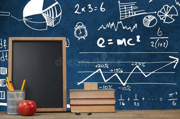 书桌前景和黑板制图学关于<strong>数学</strong>科学图表