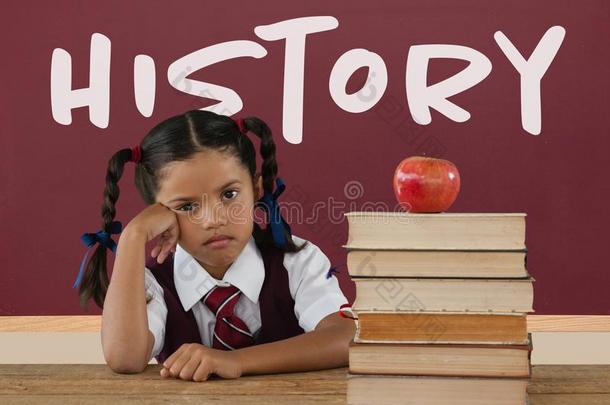 无聊的学生女孩在表反对<strong>红色</strong>的黑板和<strong>历史</strong>