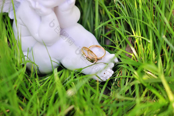 两个金色的婚礼戒指