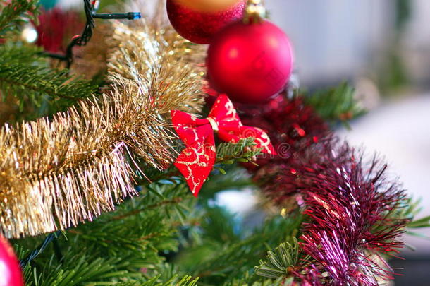 圣诞节树装饰关-在上面