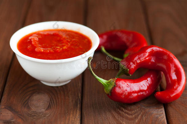 番茄调味汁采用一白色的t一nk一nd热的红色的红辣椒胡椒.