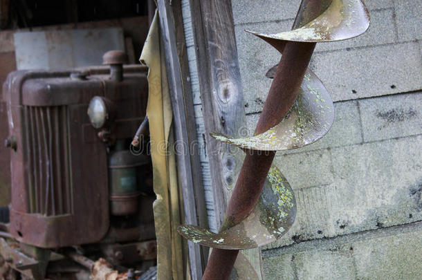 古老的拖拉机和生锈的刀口关于农场设备
