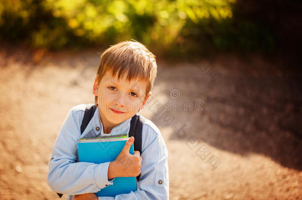 肖像小男孩和背包和书.在户外
