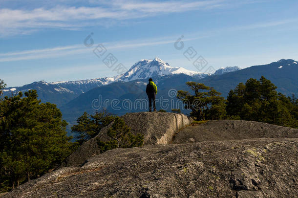 人采用<strong>安徒生</strong>和岩石,森林和雪大量的mounta采用s