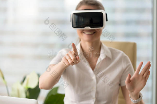 微笑的女人采用戴在头上的耳机或听筒enjoy采用gVirtualReality虚拟现实旅行,touch采用g实质上的Westin