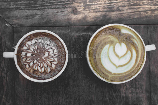 热的绿色的茶水拿铁咖啡艺术向指已提到的人木制的表