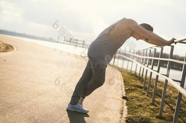 少年<strong>男女</strong>用于跳跃的跑酷。Parkour运<strong>动</strong>把整个城市当作一个大训练场<strong>动</strong>机