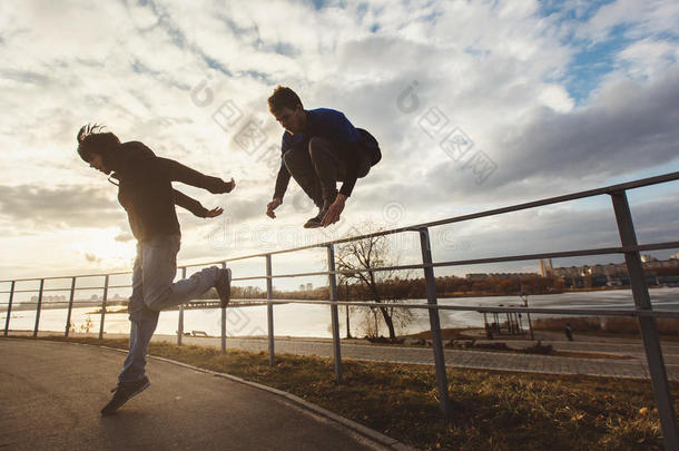 少年男女用于跳跃的跑酷。Parkour运动把整个城市当作一个大训练场动机
