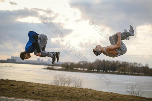 少年男女用于跳跃的跑酷。Parkour运动把整个城市当作一个大训练场动机用于跳跃的