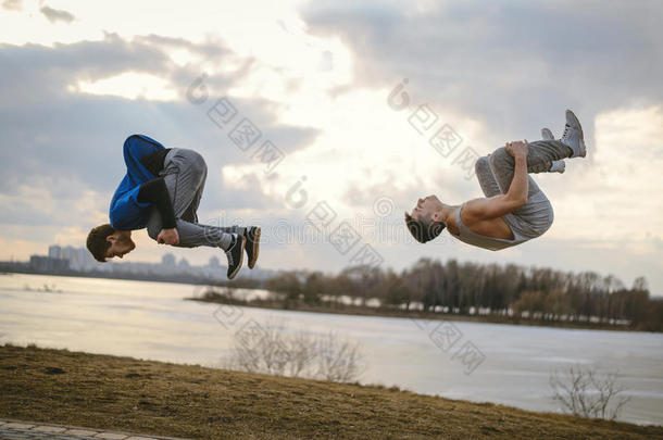 少年<strong>男女</strong>用于跳跃的跑酷。Parkour运<strong>动</strong>把整个城市当作一个大训练场<strong>动</strong>机用于跳跃的