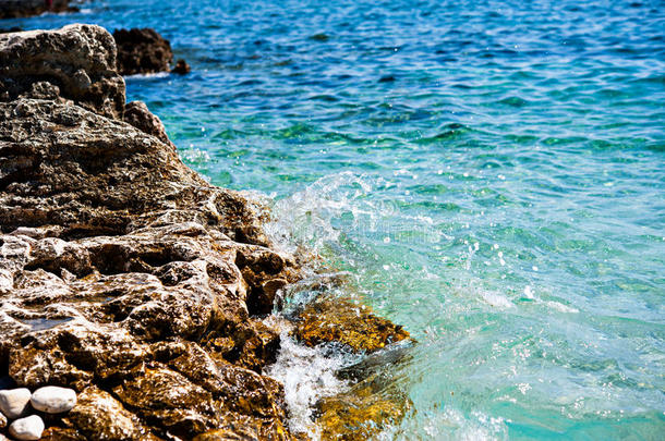 多岩石的海岸和<strong>溅起水</strong>采用前面关于蓝色海