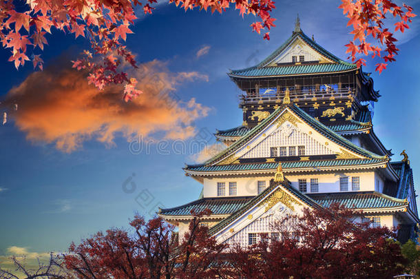 美丽的<strong>大阪城堡</strong>采用<strong>大阪</strong>和美好的背景,黑色亮漆