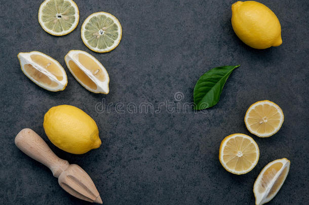 新鲜的<strong>柠檬</strong>和<strong>柠檬树</strong>叶向黑暗的st向e背景.新鲜的