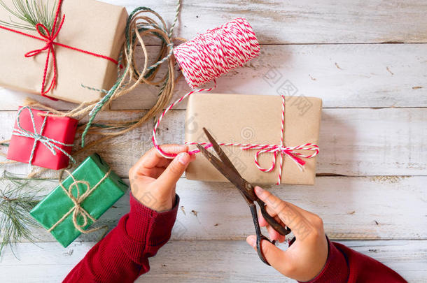 女孩手包装材料赠品为圣诞节现在和新的年.