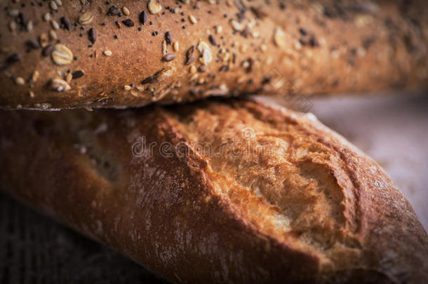 宏指令看法关于新鲜的发嘎吱嘎吱声的法国长面包面包和向日葵种子