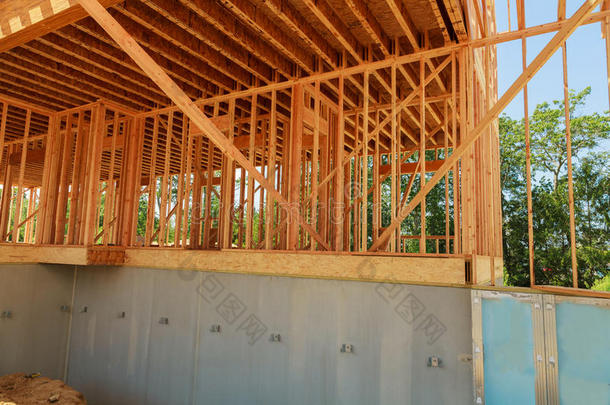 木材构架向新的房屋在下面c向structi向