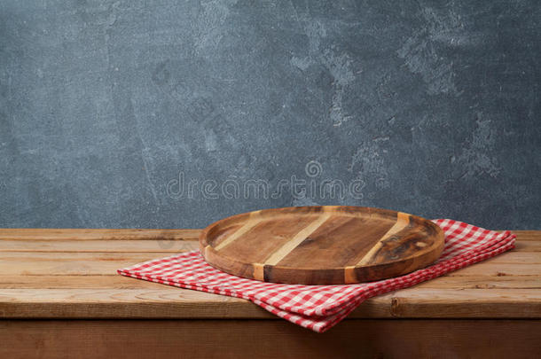 木制的盘子和方格图案的桌布向表越过黑板用绳子拖的平底渡船