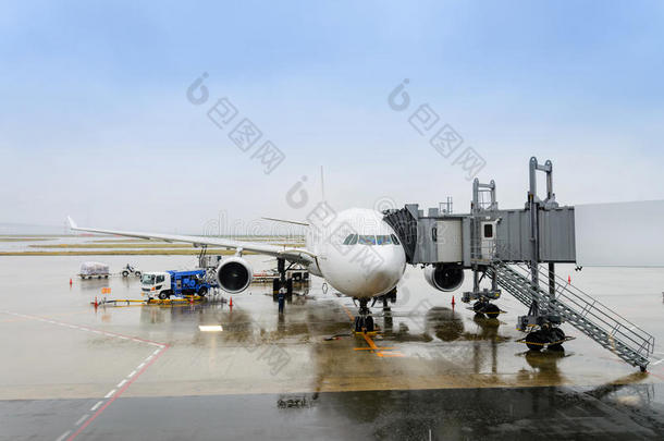 prefix前缀-飞行和中途加油和装货货物服务关于飞机,