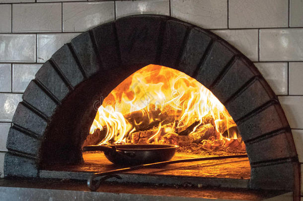 木材烤箱烧烤点火火砖和油炸平底锅照片