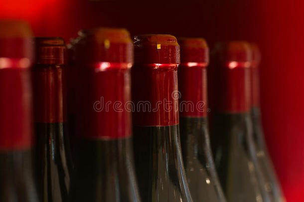 红色的葡萄酒瓶子采用商店