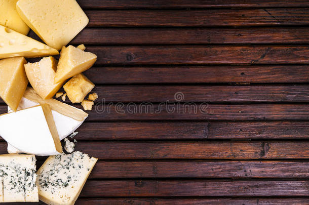 各种各样的类型关于奶酪向木制的表,顶看法