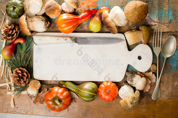秋正餐观念-锋利的板和新鲜的牛肝菌牛肝菌属真菌