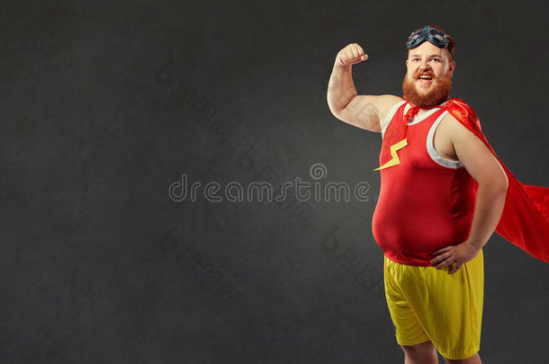 一有趣的肥的男人采用一超级英雄戏装