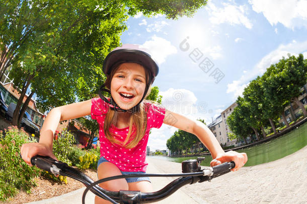 幸福的<strong>青春</strong>期前的女孩骑<strong>马</strong>她自行车在夏公园