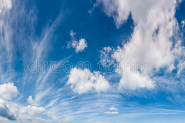 华丽的云景全景画向一蓝色夏天